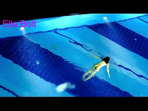 ❤️ Saya tidak bisa berhenti menonton, pirang muda tertangkap basah berenang di kolam resor ELLA BOLT ️❌ Video porno di porno id.virtsextor.ru ❤